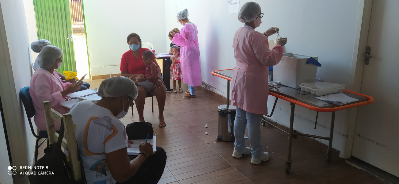 Equipe da Sala de vacina realizando ação de vacinação contra influenza crianças 6 mês a menores de 6 anos